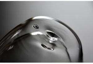 Dettaglio macro del fondo di un bicchiere termico a doppia parete con foro sigillato