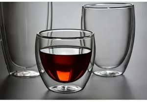 Dettaglio della tazza in vetro a doppia parete resistente al calore con il tè