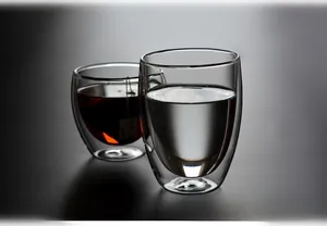 Dettaglio di tazze in vetro a doppia parete resistenti al calore per caffè e tè