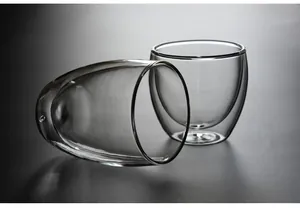 Dettaglio di bicchieri in vetro a doppia parete resistenti al calore dal design minimal