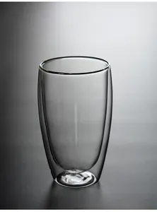 Dettaglio di tazza da caffè in vetro borosilicato a doppia parete resistente al calore