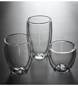 Dettaglio di tazze da caffè in vetro borosilicato a doppia parete in tre diverse misure