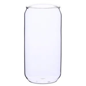 Minimalistisches can-shaped Glas für Saft und Bier auf weißem Hintergrund