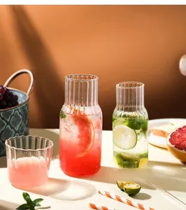 Détail des carafes en verre strié résistant à la chaleur et de la tasse assortie pour thé