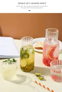 Vue détaillée du service à boissons en verre résistant à la chaleur avec bec en V