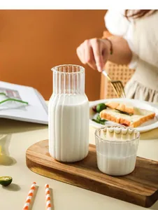 Détail d'un ensemble de thé en verre strié avec pot à lait et tasse transparente