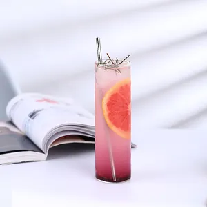 Verre Collins minimaliste avec cocktail au pamplemousse rose et paille en inox