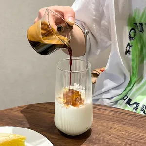 Set tazza in vetro scanalato resistente al calore con bricco per latte in legno