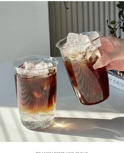 Détail du verre en borosilicate résistant à la chaleur avec café glacé et ombre naturelle