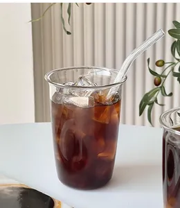 Détail d'un verre en borosilicate avec paille assortie pour boissons et café glacé