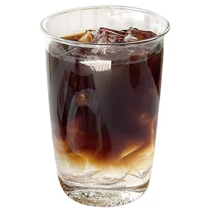 Verre à café minimaliste en borosilicate avec boisson glacée étagée sur fond blanc