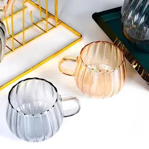 Geriffelte Glas-Kaffeetassen in Bernstein und Rauchgrau mit ergonomischen Griffen