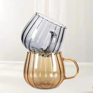 Bernstein- und graue gerippte Kaffeetassen aus Glas mit Wellenrand und Griff im Wohnambiente