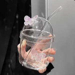 Bicchiere in vetro con cannuccia e decorazioni a farfalla rosa per bevande fredde eleganti