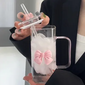Tasse en verre résistant à la chaleur avec paille, nœud rose et poignée carrée