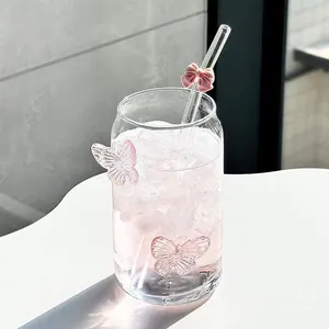 Dettaglio del bicchiere a forma di lattina con farfalle rosa e cannuccia decorata
