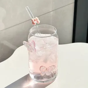 Bicchiere in vetro a forma di lattina con farfalla rosa e cannuccia per caffè e latte