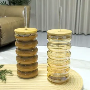 Verres ondulés ambrés avec couvercles en bambou et pailles en verre, décor maison