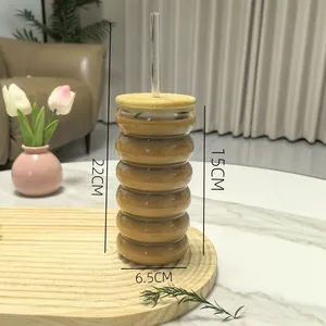 Détail de la tasse à café en verre nervuré avec couvercle en bambou et cote de 15 cm