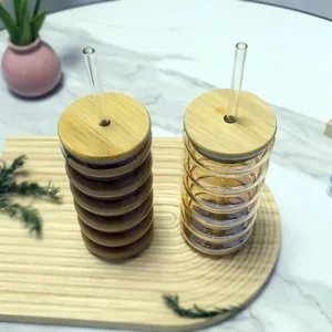 Set de tasses à café en verre spirale avec couvercle bambou et paille sur marbre