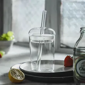 Λεπτομέρεια από διαφανές ποτήρι από βοριοπυριτικό γυαλί με θολωτό καπάκι και γυάλινο καλαμάκι