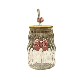 Glazen beker met golvend design, strikje en houten deksel op een witte achtergrond