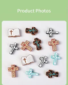 Detailansicht religiöser Silikon-Charms mit Jesus-Kreuz und Bibel-Motiven für Schuhe
