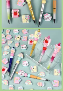 Detalle de cuentas de silicona coloridas y bolígrafos DIY para papelería creativa