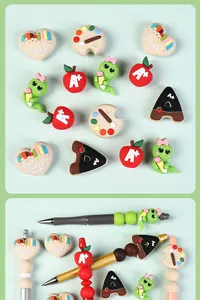Detalle de cuentas de silicona para maestros con corazón, manzana y paleta en bolígrafos
