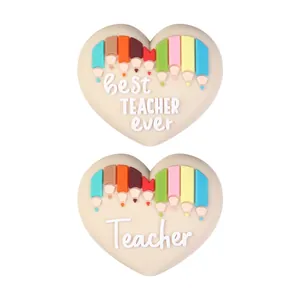 Cuentas de silicona de corazón con patrones de lápiz y texto Best Teacher Ever para DIY
