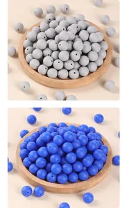 Detailansicht grauer und blauer Silikonperlen für DIY-Schnullerketten und Schmuck