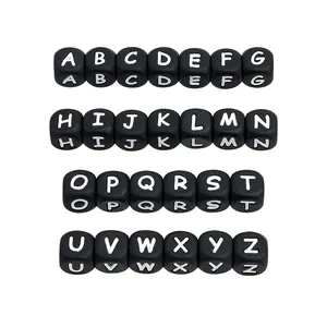 Zwarte siliconen letterkralen met alfabet voor het maken van DIY sieraden A tot Z