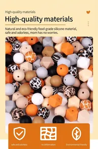 Détail macro de perles en silicone de 17mm, hexagonales et rondes, avec imprimés animaliers