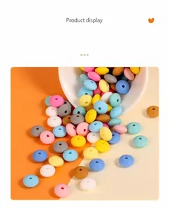 Flache Silikonperlen in Macaron-Farben für DIY-Halsketten, Detailansicht aus einer weißen Schale