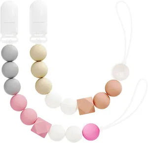 Dettaglio di catenelle portaciuccio in silicone con perle Morandi e clip in plastica sicure