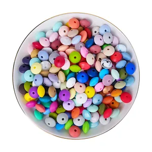 Bunte 12mm Silikon-Linsenperlen für DIY-Halsketten-Schmuckherstellung in weißer Keramikschale