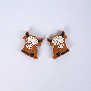 Detailansicht der Highland Cow Schuhanhänger aus PVC für personalisierte DIY Accessoires