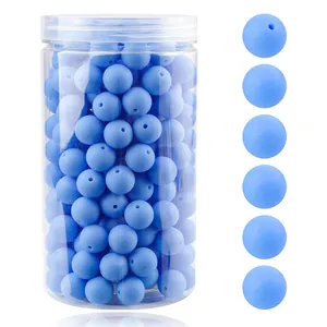 Detalle macro de 105 cuentas de silicona azul claro mate en frasco para joyería DIY