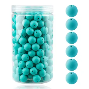 Vista macro de 105 cuentas redondas de silicona verde azulado en botella para DIY