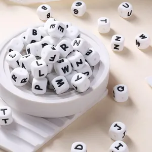 Perle cubiche in silicone bianco con lettere nere per la creazione di gioielli fai-da-te