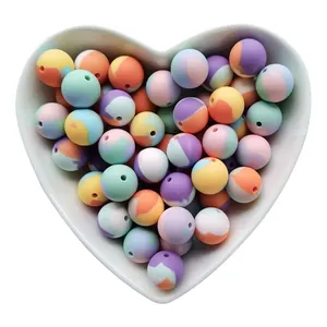 Perles en silicone marbrées colorées dans un plat en cœur pour création de bijoux DIY