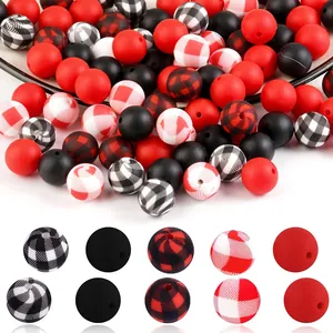 Détail de perles en silicone de Noël avec motifs à carreaux rouges et noirs pour DIY