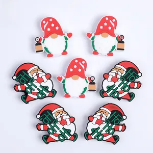 Vista dettagliata di perle in silicone natalizie con Babbo Natale per catenelle e scarpe