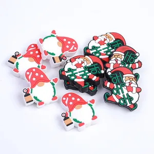 Dettaglio di ciondoli natalizi in silicone con gnomi e motivi festivi Ho Ho Ho per scarpe