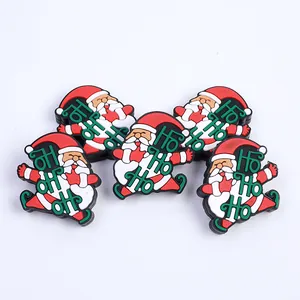 Dettaglio di ciondoli per scarpe di Babbo Natale in PVC con scritta a tema Ho Ho Ho