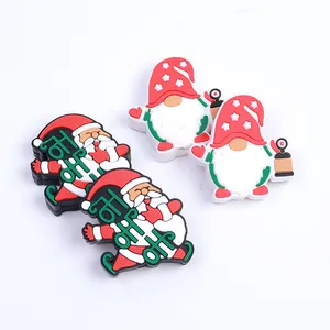 Dettaglio di ciondoli in silicone a forma di gnomo di Natale e HO HO HO per ciucci