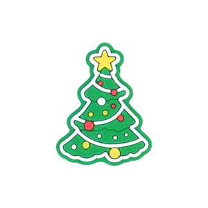 Dettaglio decorazione per scarpe a forma di albero di Natale verde con stella e palline