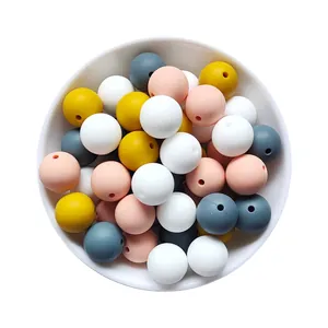 Mischung aus 15 mm Silikonperlen für DIY-Schmuck in einer weißen Keramikschale