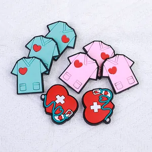 Ciondoli in PVC a tema medico e stetoscopio a cuore per decorazione scarpe tipo clogs
