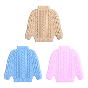 Massaggiagengive in silicone a forma di maglione, colori beige, azzurro e rosa, trama a maglia